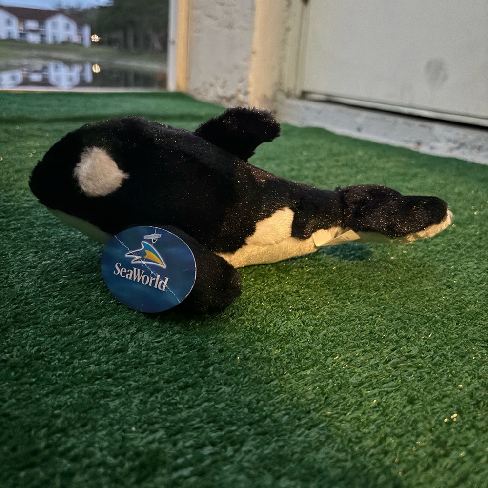 Shamu Stuffed Toy (Brand New)
